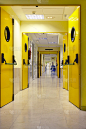 医院走廊室内为黄色色调。健康中心内部
