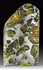 橄榄陨铁：比较罕见的一类陨石，占陨石数量的2%～4%。主要由橄榄石和组成基质的铁镍金属构成；其中的橄榄石呈单晶体形，比任何的其他的陨石类型所含的单晶体都大，还会形成聚集体。