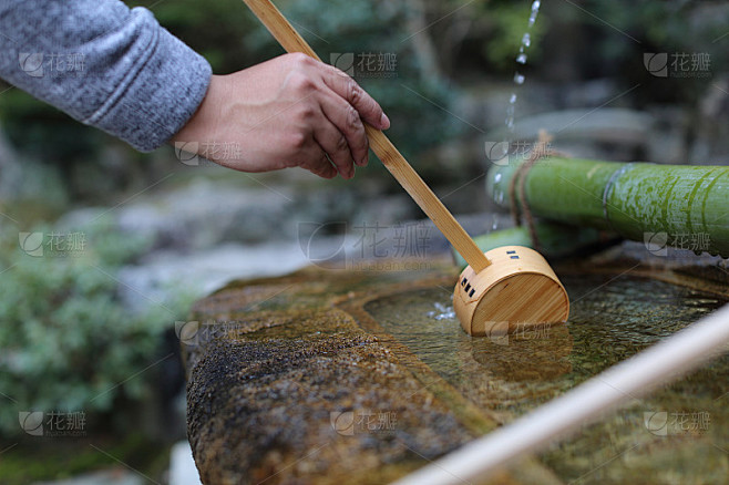 舀水