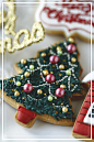 Elaine老师为#甜品台综合课程#设计的圣诞主题糖霜饼干。祝大家都有美好而神奇的一天，Merry Christimas:)O网页链接