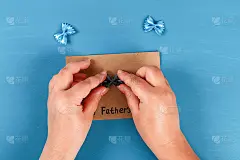 Diy贺卡父亲节面食形式蝴蝶结蓝色背景。礼物创意，装饰，父亲节，爸爸。