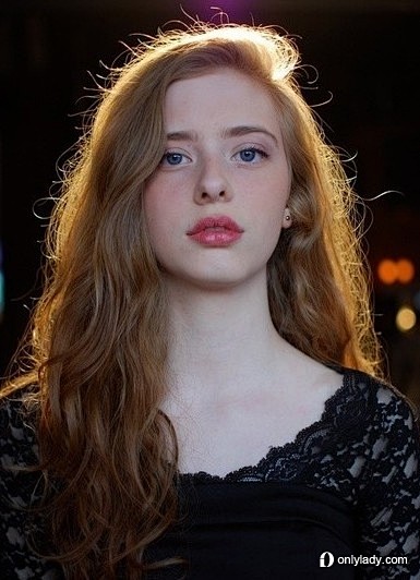 欧美女生长卷发发型引领时尚潮流的流行款