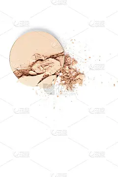 俯视图粉碎的化妆品粉末孤立在白色