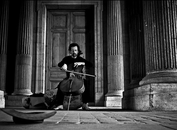 法国，巴黎，演奏巴赫的提琴手。by Pe...