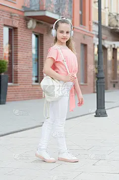 是时候移动你的身体了。暑假和旅游。女孩无忧无虑，孩子戴着耳机听着音乐。夏季音乐图表。孩子留着长发，喜
