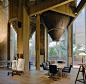 西班牙著名建筑师Ricardo Bofill(里卡多•波菲)在1973年发现了一处废弃的水泥厂，立刻被它深深吸引，并决定改建成工作室和居所。

它有30多个筒仓，地下通道和巨大的厂房，被改造成了一个介于现实与乌托邦之间的魔幻建筑。

Bofill至今已在此生活工作了四十多年。

"The Factory"...展开全文c