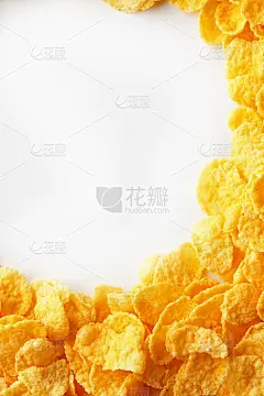 金色玉米片全框架与空白圆形拷贝空间在中间从上面看