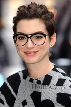 【图】“短发症候群”转型正当时！安妮·海瑟薇 (Anne Hathaway) 甜辣短发带你玩转中性风_第2页_明星发型_海报时尚网