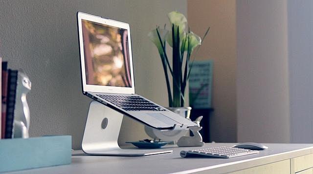 MacBook Air 托架让办公桌面显...