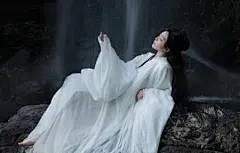4k 美女 白色古装 古风 小溪 瀑布 岩石 高清 壁纸
