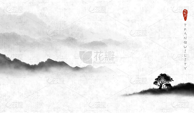 小山上的小房子和雾蒙蒙的山的景观。传统东...