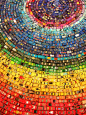 英国艺术家 David T. Waller 收藏了2500个不同色的旧玩具车，将它们组成了这样的彩虹。