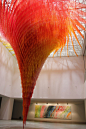 韩国艺术家徐道获设计了这个巨大的龙卷风，整个结构高19英尺，宽6英尺，挂在屋顶的不锈钢托盘上，由无数个橙色的小人叠加而成，每个小人的高5.5英寸。

该作品的名字叫做《因果（Cause & Effect）》，表达的含义是无数个体带来的巨大力量，视图了解独立个体和庞大组织之间的界限，并发现两者之间的共生关系。