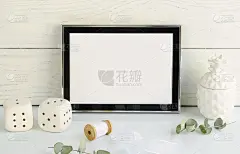 黑色框架模型与内部项目在白色木制背景。海报产品设计风格的模型。