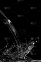 水从高点倾倒和创建飞溅黑色背景3d渲染