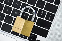 电脑键盘上的锁的俯视图。概念:网络安全，保护计算机系统和网络免受信息泄露。