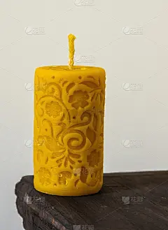 天然蜂蜡制成的蜡烛。手工制作的。漂亮又实用的礼物。传统的工艺品。