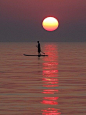 一叶孤舟，一抹夕阳，一支撑竿，一曲渔歌，一江暖水，一世人间。