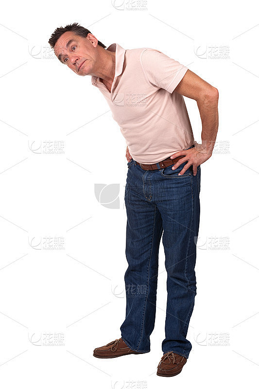 弯腰看东西的人