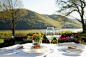 家具,装饰物,饮料,食品,桌子_83360813_Table set outdoors with fish_创意图片_Getty Images China