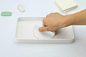 Dial Tray by Selek Design for Rubberband
俄勒冈设计工作室 Selek Design 推出新品 Dial Tray。这是一款巧妙的桌面收纳盒，专为英国设计品牌 Rubberband 而设计。

一个简单的模拟拨盘位于收纳盒中央，允许用户旋转它以容纳不同大小的物体。无论是存放不同种类的笔，还是用于存放便签和纸胶带，Dial Tray 都是一个灵活、美观的桌面收纳解决方案。