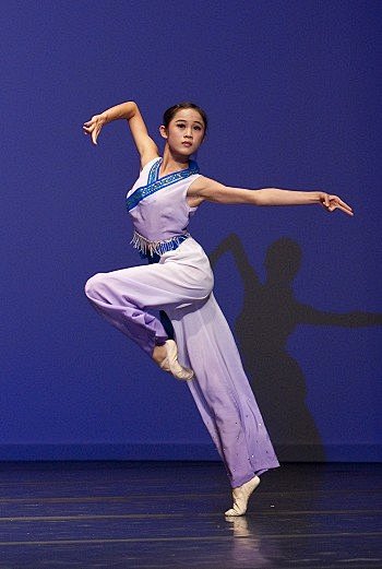 纯善纯美，出化入神：中国舞精彩造型。