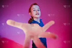 年轻时尚的女孩在工作室的彩色霓虹灯背景。音乐dj海报设计。一个年轻的女孩舞者的肖像。