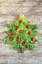 饮食,食品,影棚拍摄,室内,沙拉_gic18648374_Christmas tree made with curly endive, cherry tomatoes and cinnamon sticks._创意图片_Getty Images China
