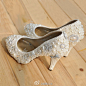 最近好多人结婚，不知道新娘脚上是不是穿着这样的水晶婚鞋呢