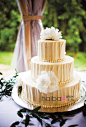 【婚礼蛋糕】15款唯美白色婚礼蛋糕，精致花纹&可爱装饰凸显夏季婚礼的纯洁美好_海报时尚网
