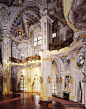 圣卡罗教堂内部 布满了装饰，色彩艳丽而又充满欢乐，显示出当时意大利教会的财富与追求神秘感的要求