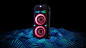 LG XBOOM XL9T 矗立在无限的空间中。 红色低音扬声器照明和 x 闪光灯亮起。 扬声器上方显示声音均衡器。 声波从扬声器底部发出，以强调其深沉的低音。