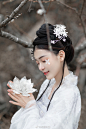 “好想变成雪啊，这样就可以落在先生的肩上了……”
“若是先生撑了伞呢？”
“那就落在先生的红伞上，静载一路的月光。”
“若是先生将雪拂去……”
“那就任他拂去，能在他的手掌上停留一刻，便足矣。”