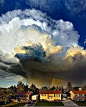  【加拿大男子拍龙卷风来时乌云伴彩虹奇景】2011年8月，加拿大业余摄影爱好者帕特·卡瓦纳拍摄了一副“怪云压顶”的照片，展示了龙卷风来袭时的恐怖画面。卡瓦纳称这是他一生中见过的最令人震撼的场景，而且在黑云下方还有彩虹出现，可谓“奇上加奇”
