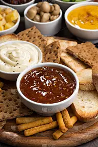 搭配美味的开胃菜与不同的酱汁，特写垂直