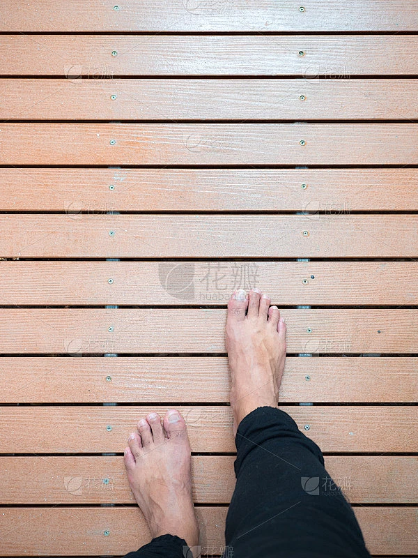 人的脚走在木板路上