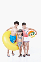 人,亚洲人,未成年学生,夏天,季节_gic6397615_girls and boy are in swimsuit with tube and beach ball_创意图片_Getty Images China