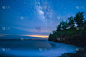 星空银河下的海岸线风光