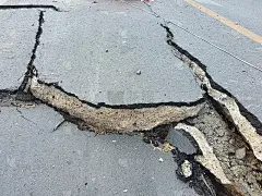 路塌了，开了一条大裂缝。由于地震，国际公路因施工不善而倒塌。地震破坏公路