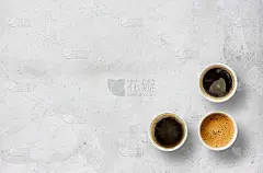 水泥桌子的背景上放着咖啡纸杯。俯视图