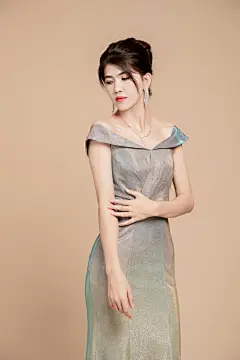 性感银色晚礼服名媛女性人物摄影图