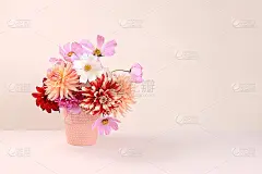 花瓶里放着大丽花和雏菊。秋天抽象构图，感恩节概念，季节背景，旗帜或飞溅，贺卡