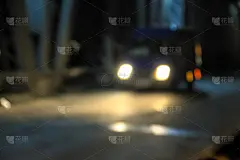 夜景模糊了车灯