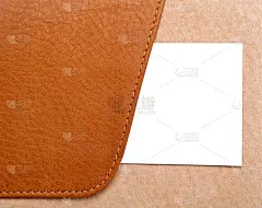 样品名片在开放的皮革持有人