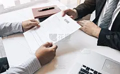 求职者与面试官交谈并解释他们的工作经历。