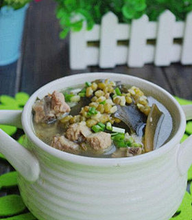 绿豆海带排骨汤的做法 主料： 绿豆 干海...