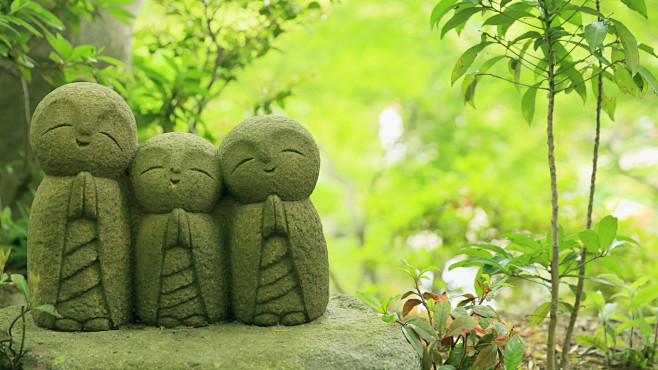 日本，镰仓，寺庙，绿树林，三个可爱菩萨雕...