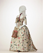 1785年英国珑格葛袍服，整条裙子以手绘花朵、蝴蝶与禽鸟纹样的中国丝绸为面料。这个时期盛行中国风，后期从中国进口丝织品已不能满足需求时欧洲人开始自己生产类似面料。18世纪70年代随着穿着上的简化，女人的服饰开始注重功能，腰间布满褶皱就是珑格葛袍服的一大特点。#vintage history# ​​​​