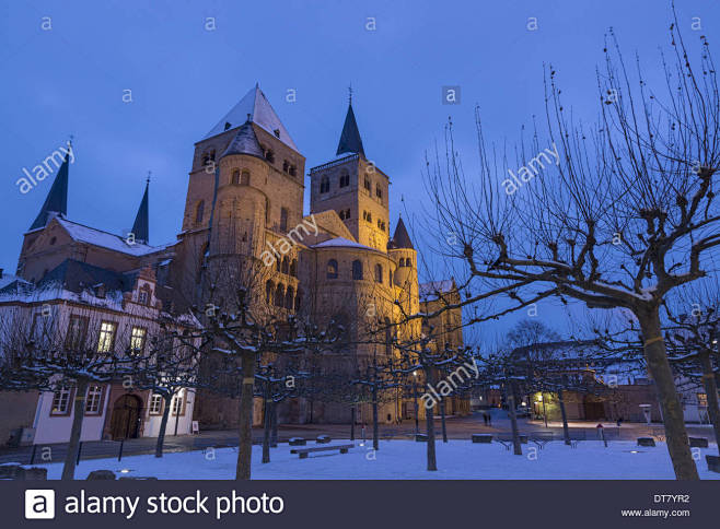 cathedral-in-snow-il...