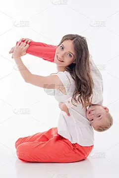 年轻漂亮的妈妈在和她的孩子开玩笑